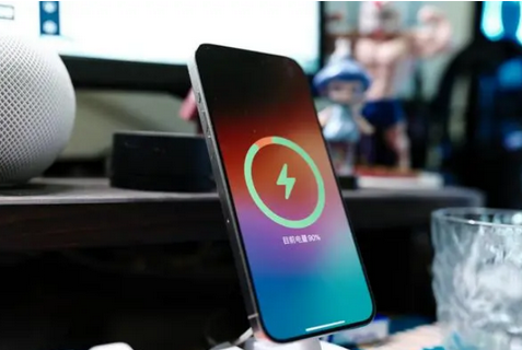 青阳苹果15换屏服务分享用什么充电器给iPhone15充电更好 
